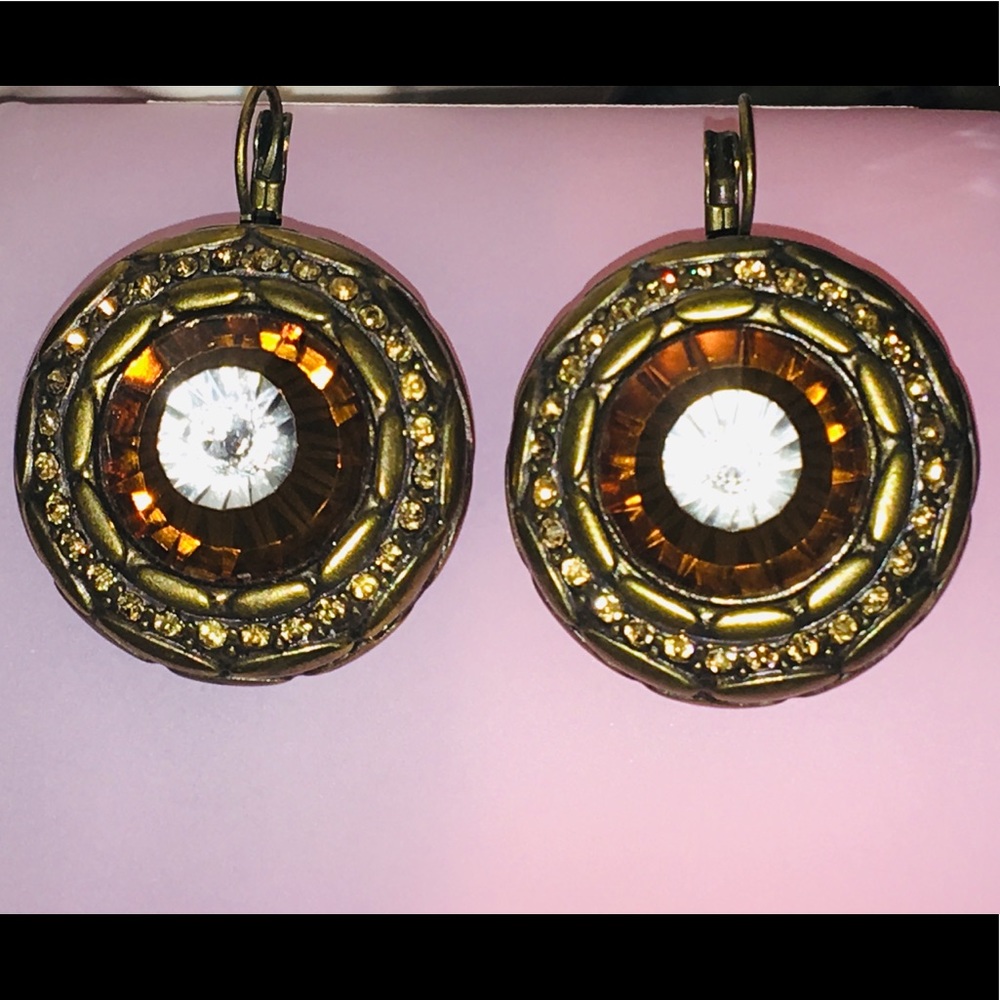 Vintage women earrings with accent stone